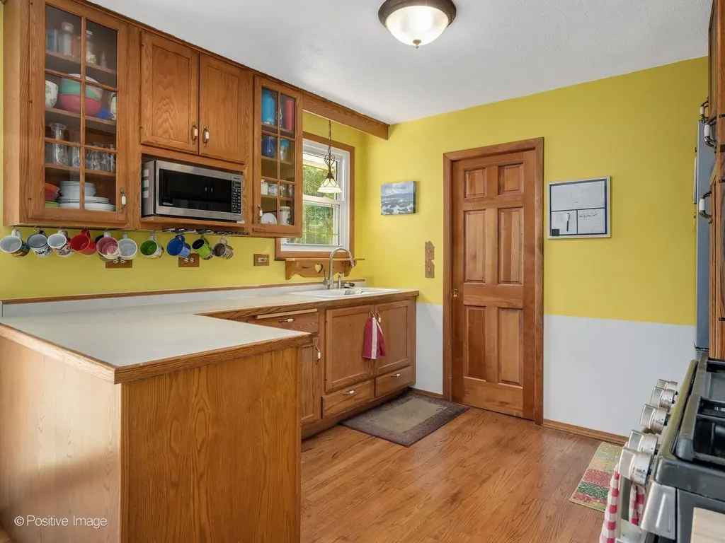 324 Shawnee Drive Carol Stream IL 60188