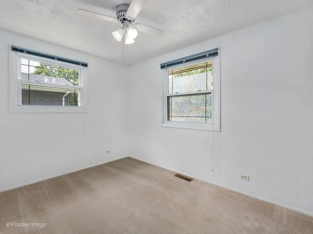 324 Shawnee Drive Carol Stream IL 60188