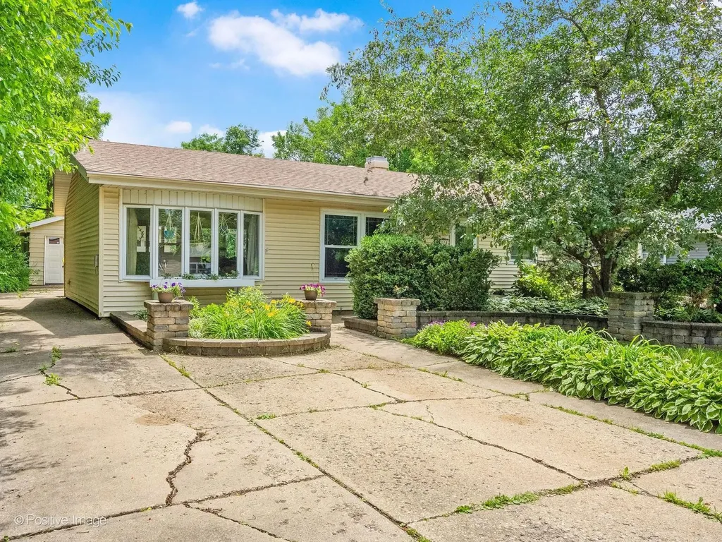 324 Shawnee Drive Carol Stream IL 60188