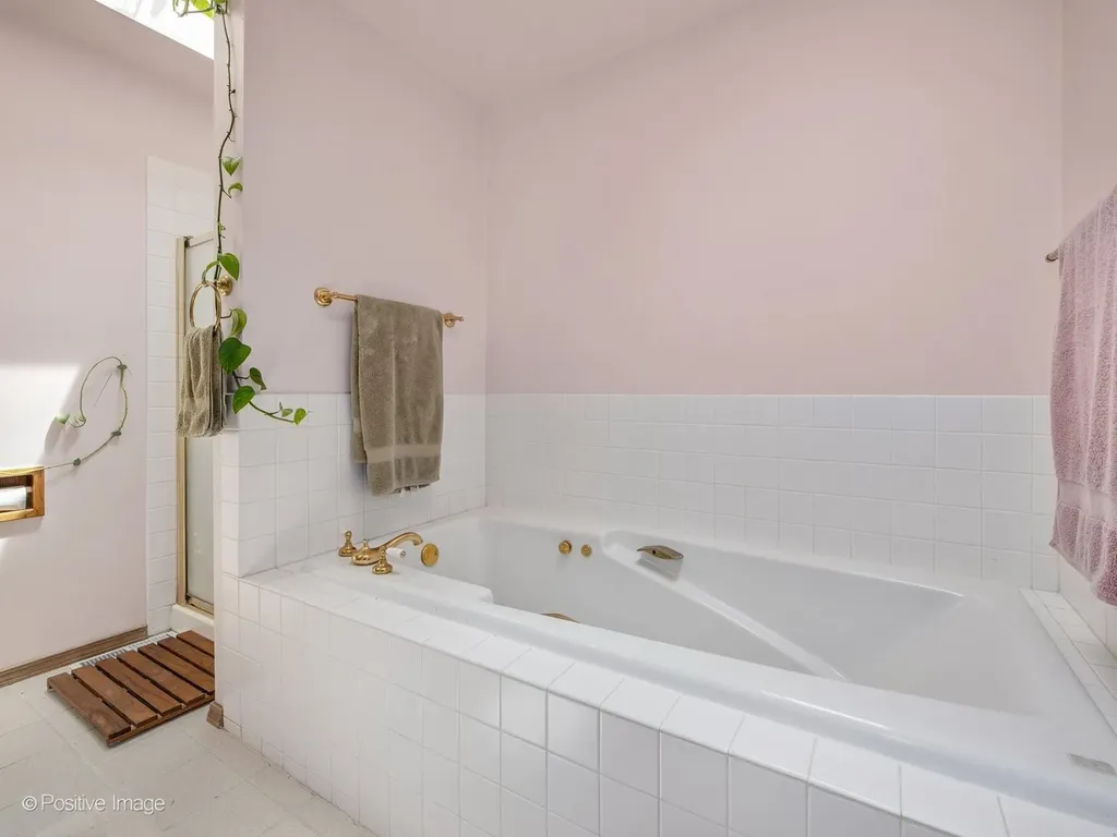 324 Shawnee Drive Carol Stream IL 60188