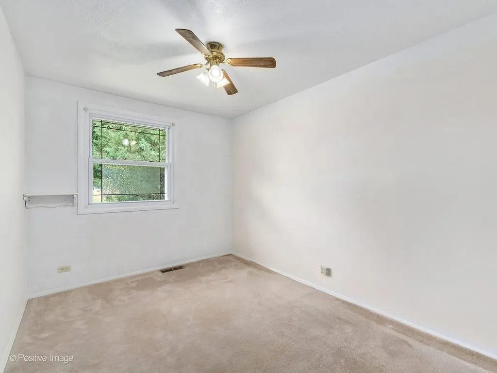 324 Shawnee Drive Carol Stream IL 60188