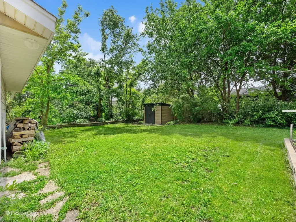 324 Shawnee Drive Carol Stream IL 60188