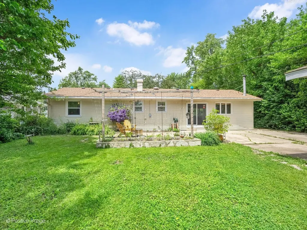 324 Shawnee Drive Carol Stream IL 60188