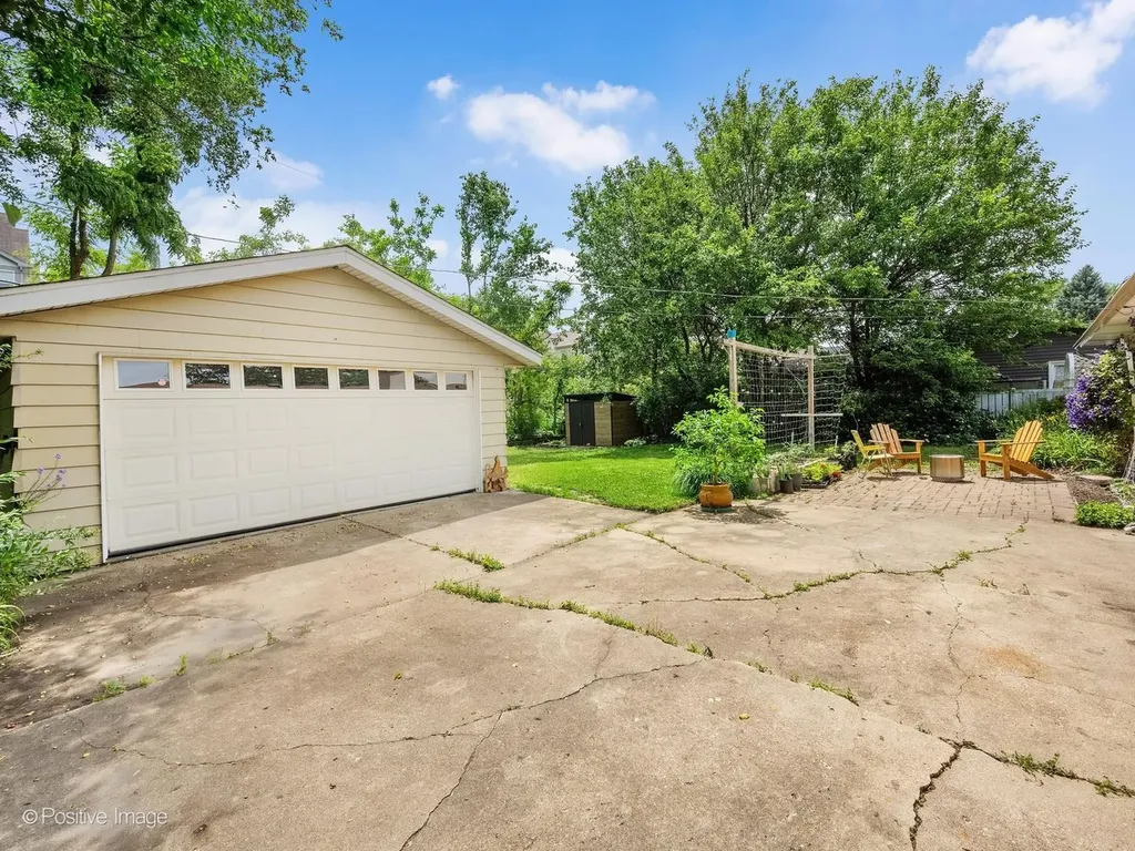 324 Shawnee Drive Carol Stream IL 60188