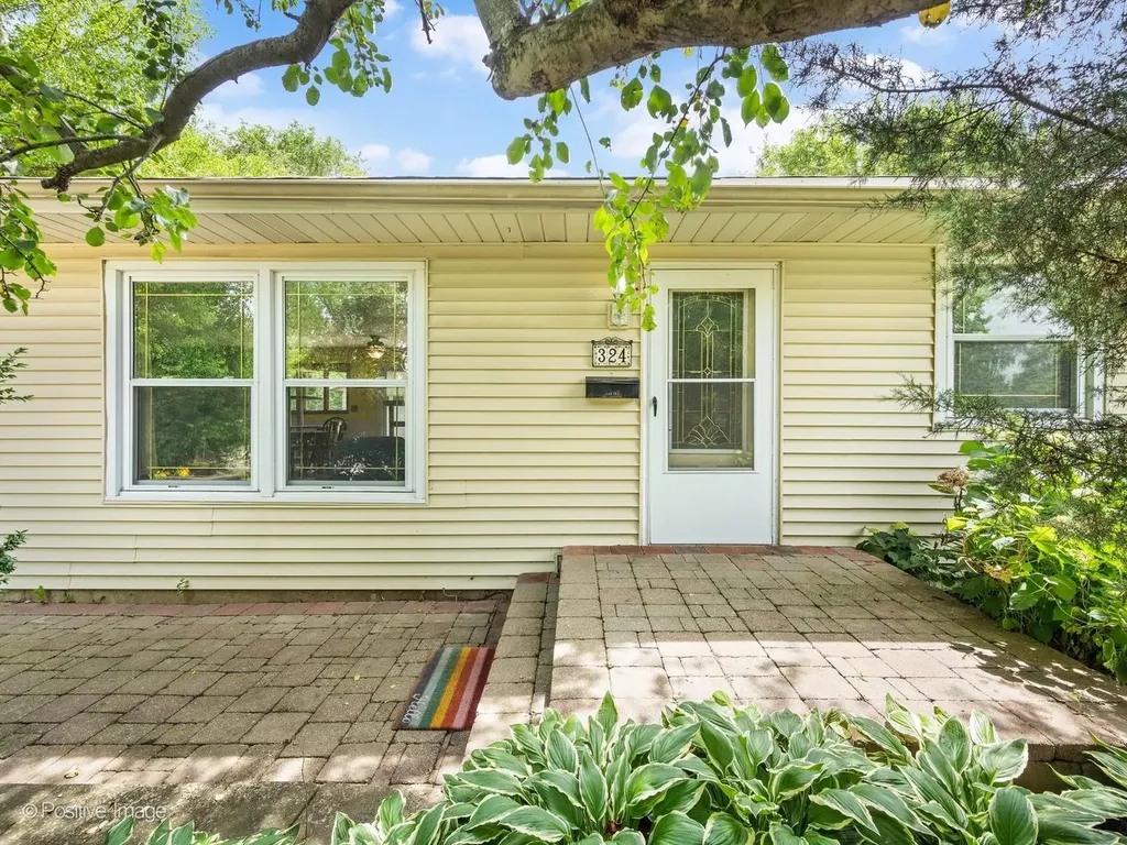 324 Shawnee Drive Carol Stream IL 60188