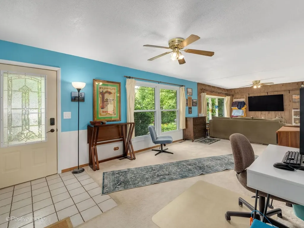324 Shawnee Drive Carol Stream IL 60188