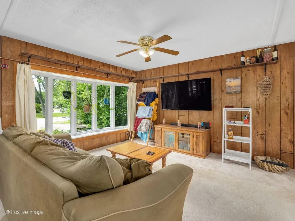 324 Shawnee Drive Carol Stream IL 60188