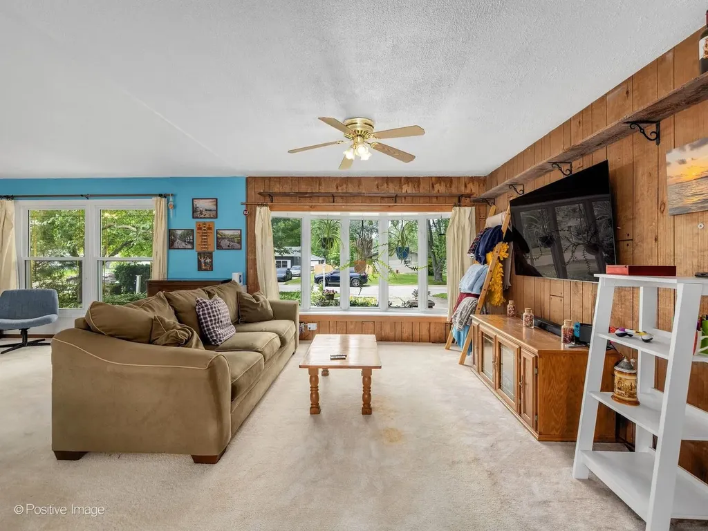 324 Shawnee Drive Carol Stream IL 60188