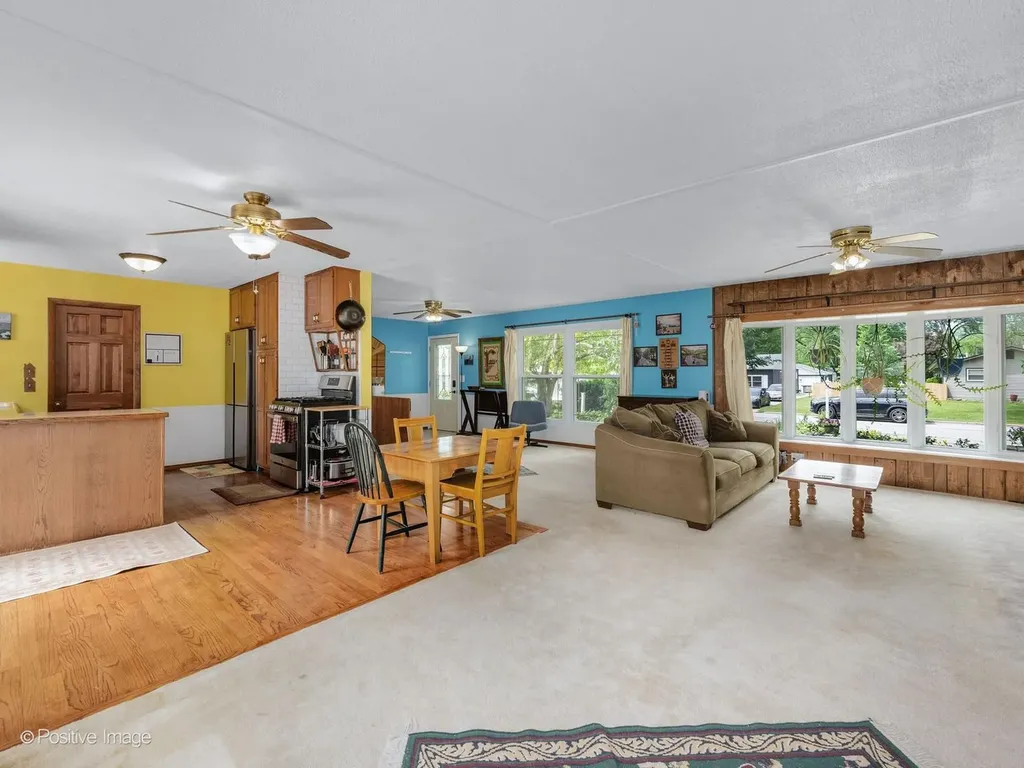 324 Shawnee Drive Carol Stream IL 60188