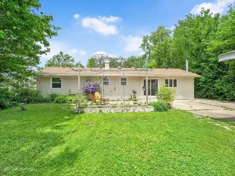 324 Shawnee Drive Carol Stream IL 60188