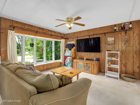 324 Shawnee Drive Carol Stream IL 60188