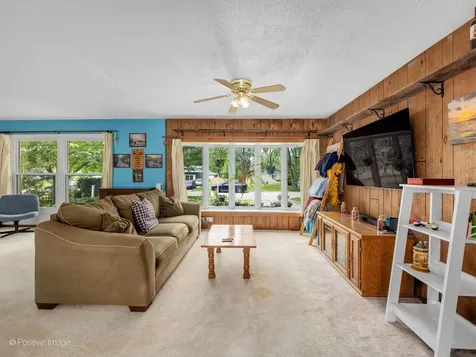 324 Shawnee Drive Carol Stream IL 60188