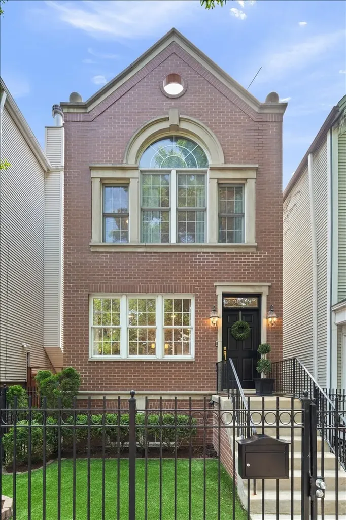 2911 North Racine Avenue Chicago IL 60657