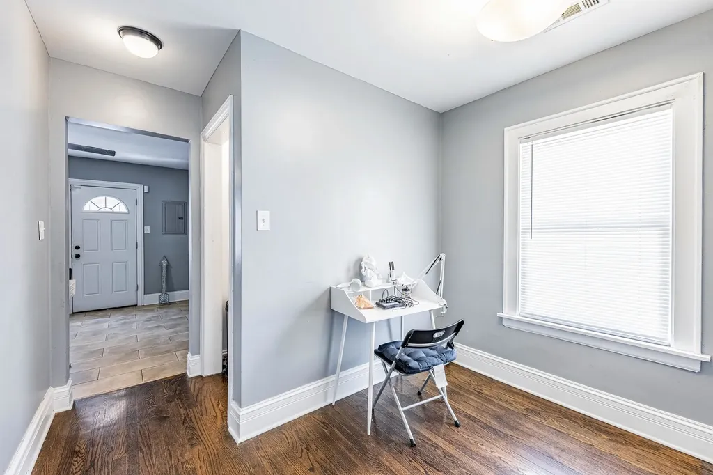 10044 South La Salle Street Chicago IL 60628