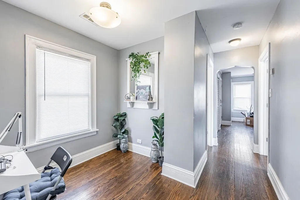 10044 South La Salle Street Chicago IL 60628