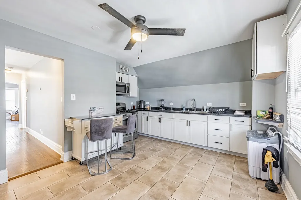 10044 South La Salle Street Chicago IL 60628