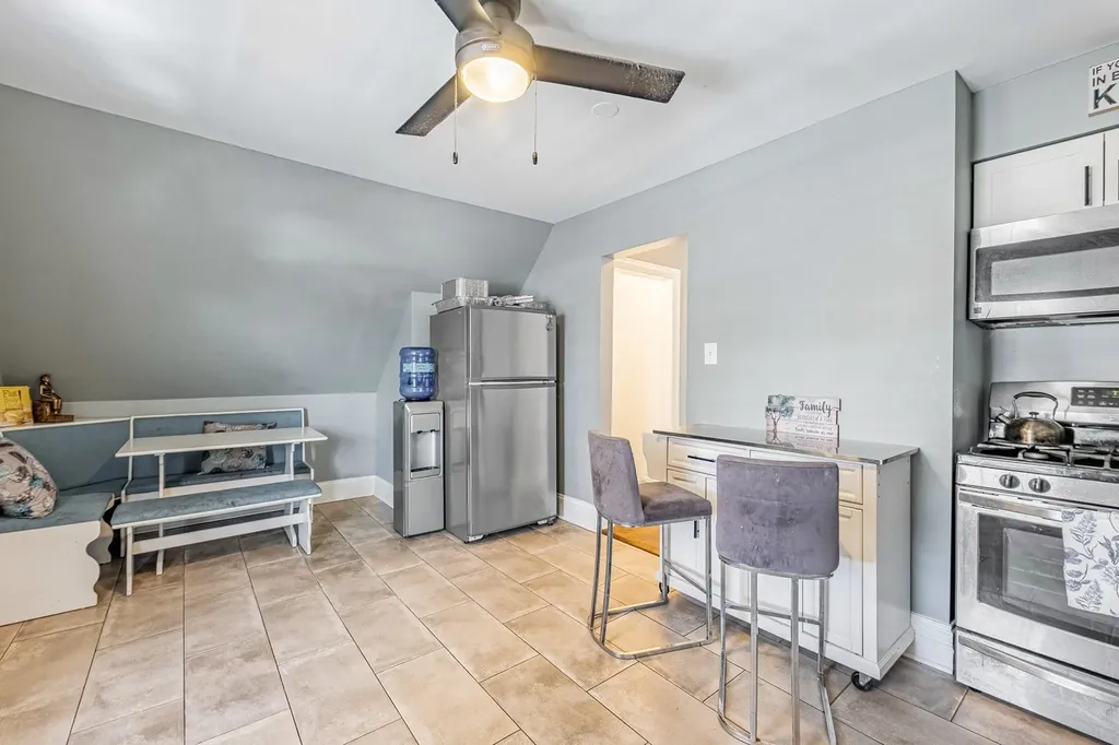 10044 South La Salle Street Chicago IL 60628