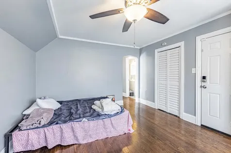 10044 South La Salle Street Chicago IL 60628