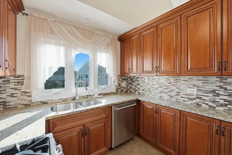 304 University Lane Elk Grove Village IL 60007