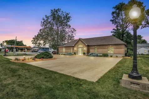 606 West Oak Street Fairbury IL 61739