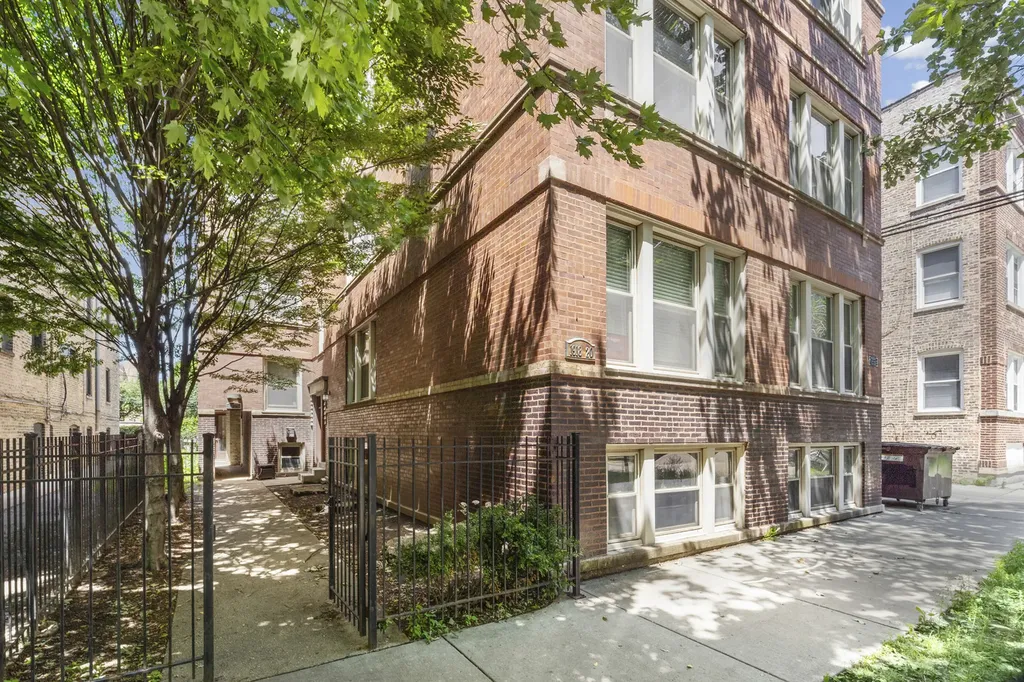 1918 West Cullom Avenue Chicago IL 60613