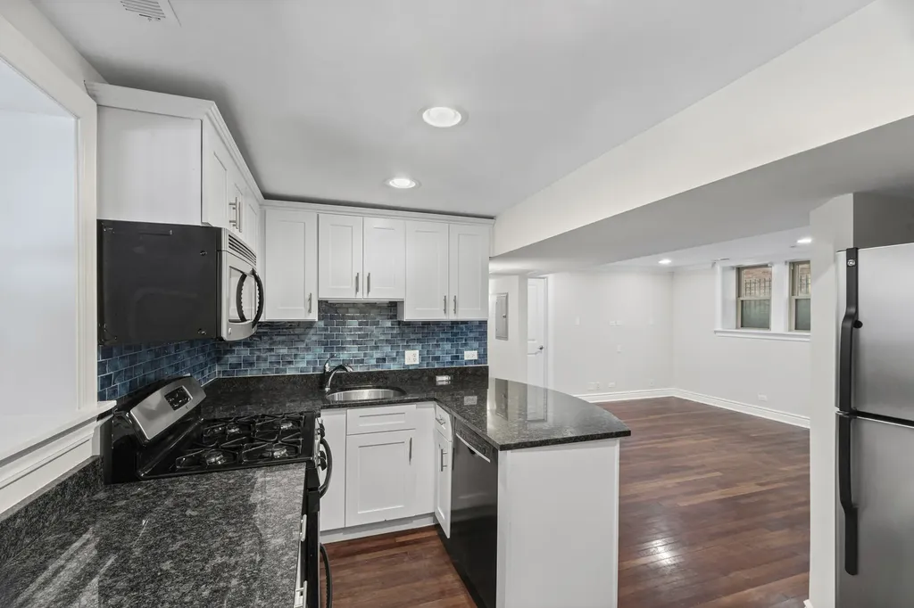 1918 West Cullom Avenue Chicago IL 60613