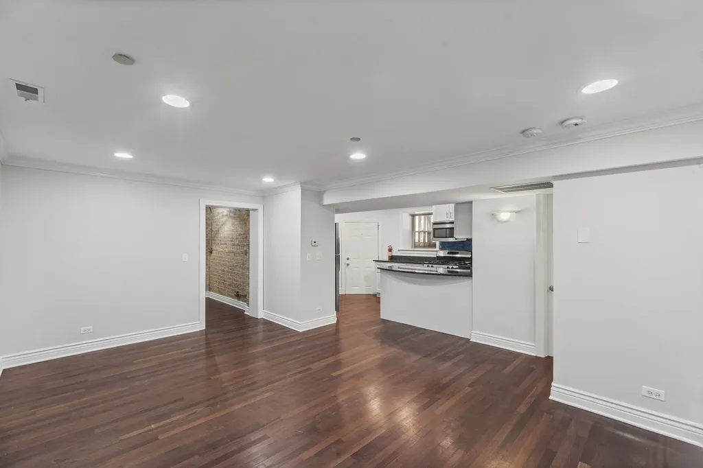 1918 West Cullom Avenue Chicago IL 60613
