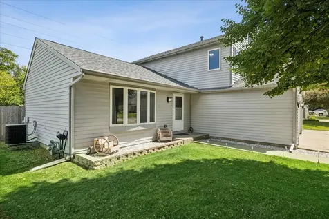 124 South Glenbrook Trail Mchenry IL 60050