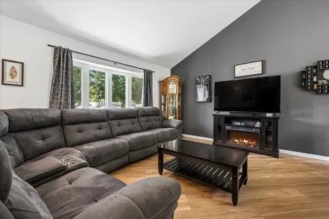124 South Glenbrook Trail Mchenry IL 60050