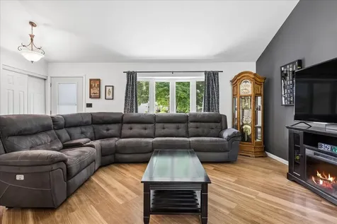 124 South Glenbrook Trail Mchenry IL 60050