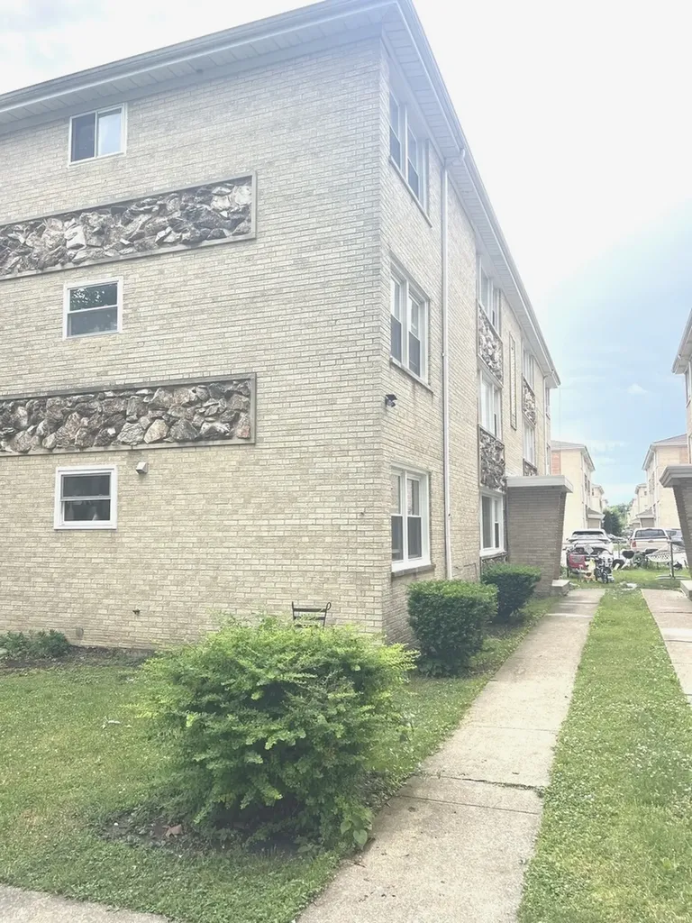 5214 North Potawatomie Avenue Chicago IL 60656