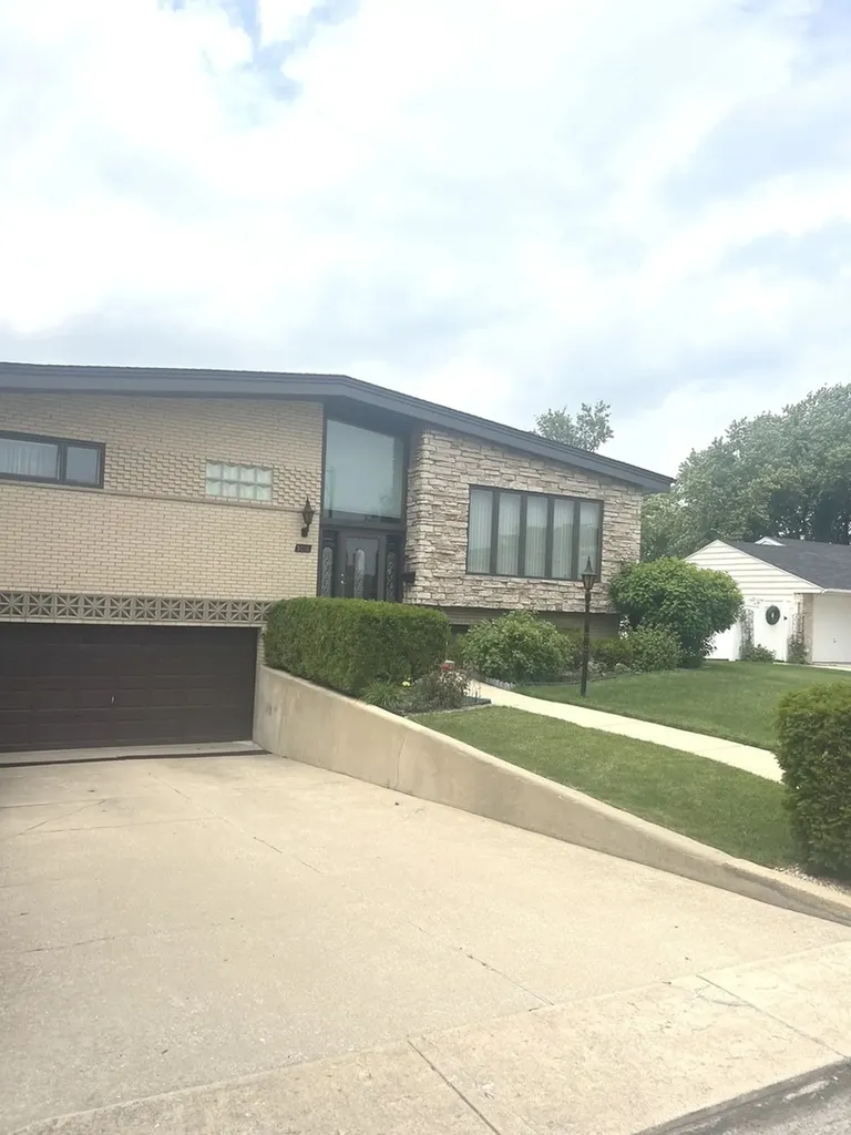 5018 North Olympia Avenue Chicago IL 60656