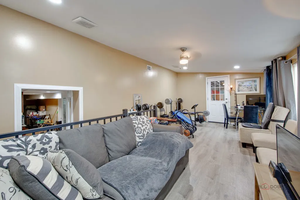 1210 South Lloyd Avenue Lombard IL 60148