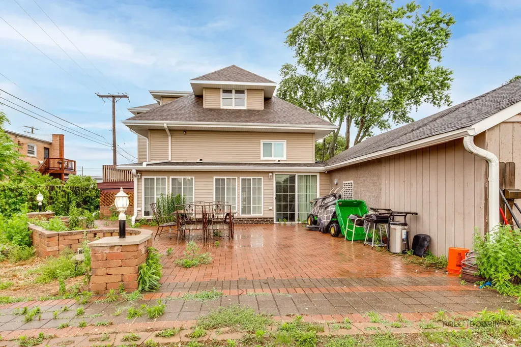 1210 South Lloyd Avenue Lombard IL 60148