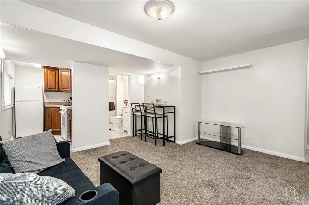 402 North Douglas Avenue Villa Park IL 60181