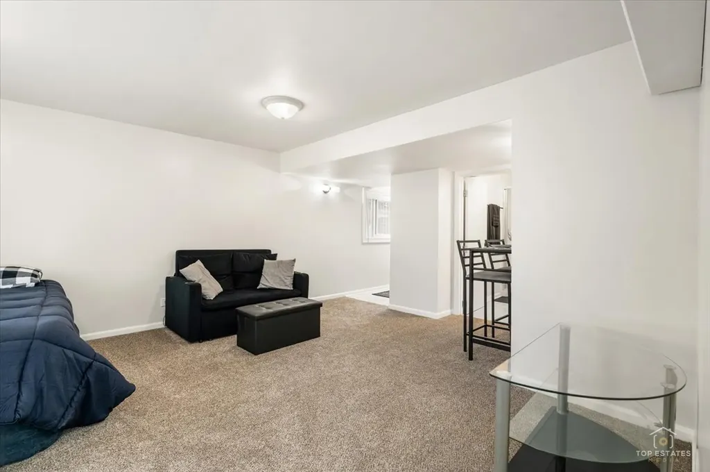 402 North Douglas Avenue Villa Park IL 60181