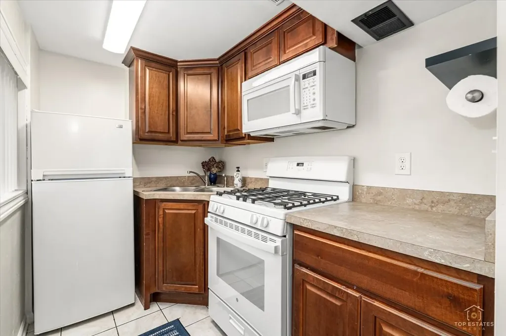 402 North Douglas Avenue Villa Park IL 60181