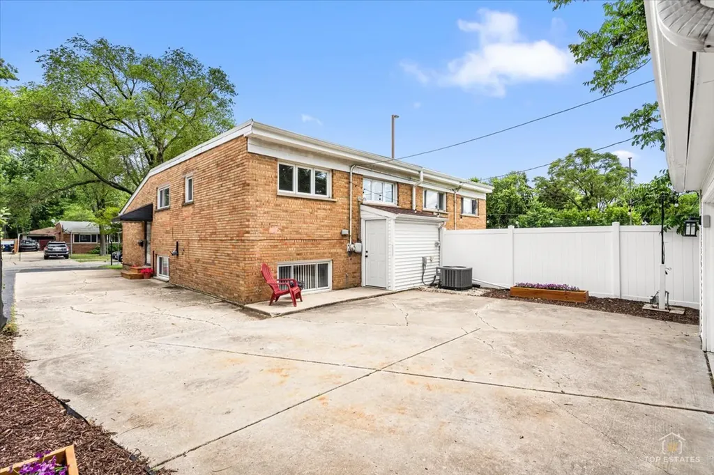 402 North Douglas Avenue Villa Park IL 60181