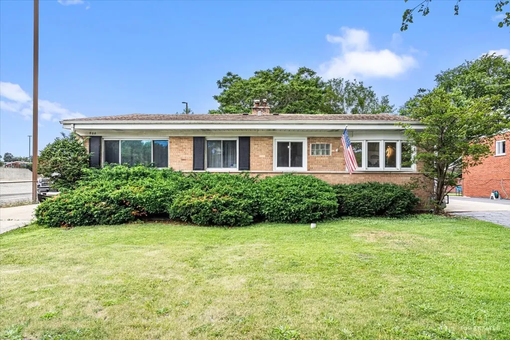 402 North Douglas Avenue Villa Park IL 60181