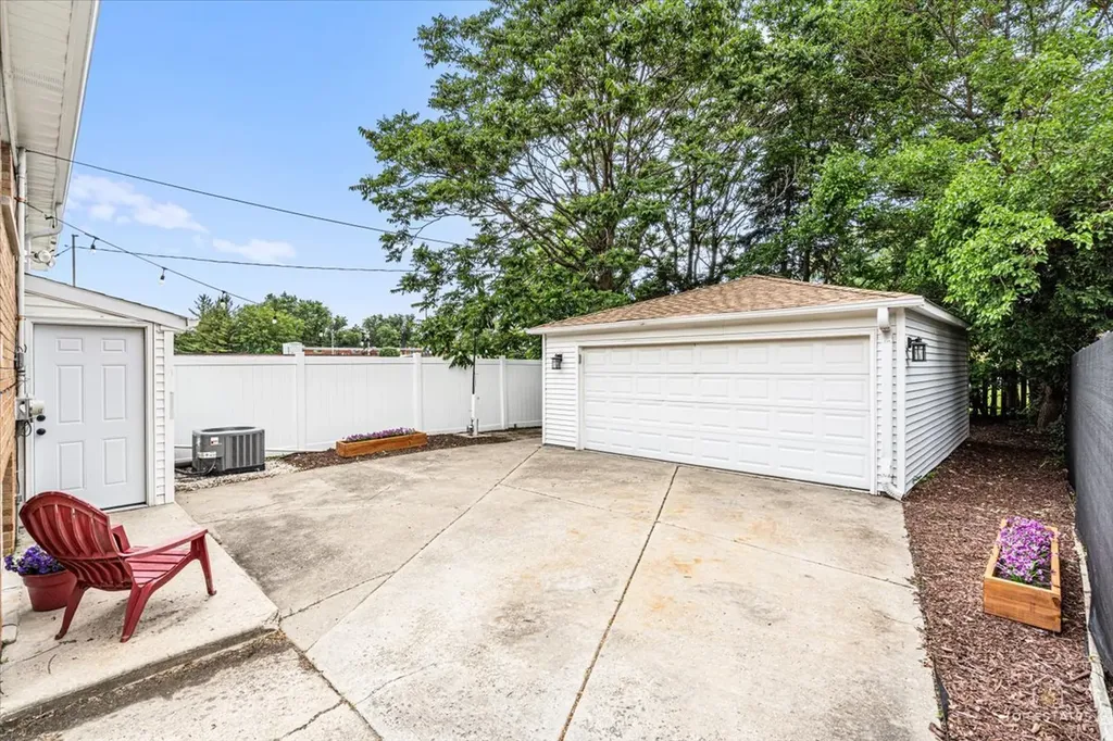 402 North Douglas Avenue Villa Park IL 60181