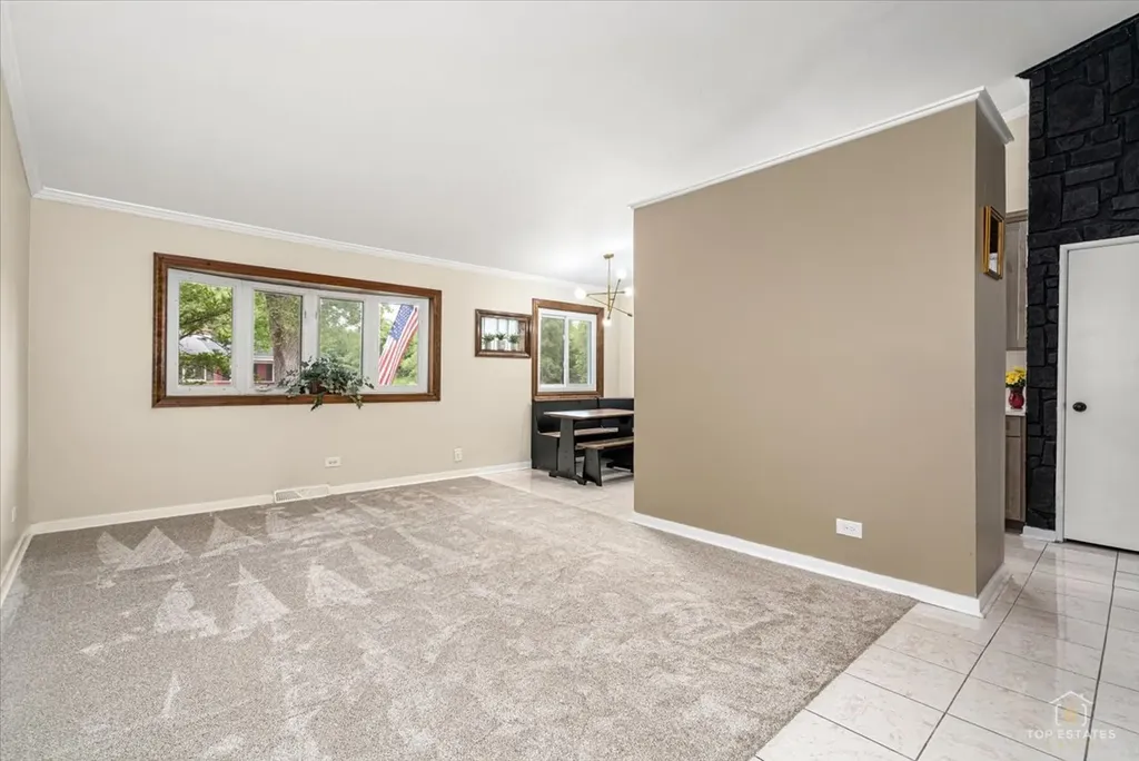 402 North Douglas Avenue Villa Park IL 60181