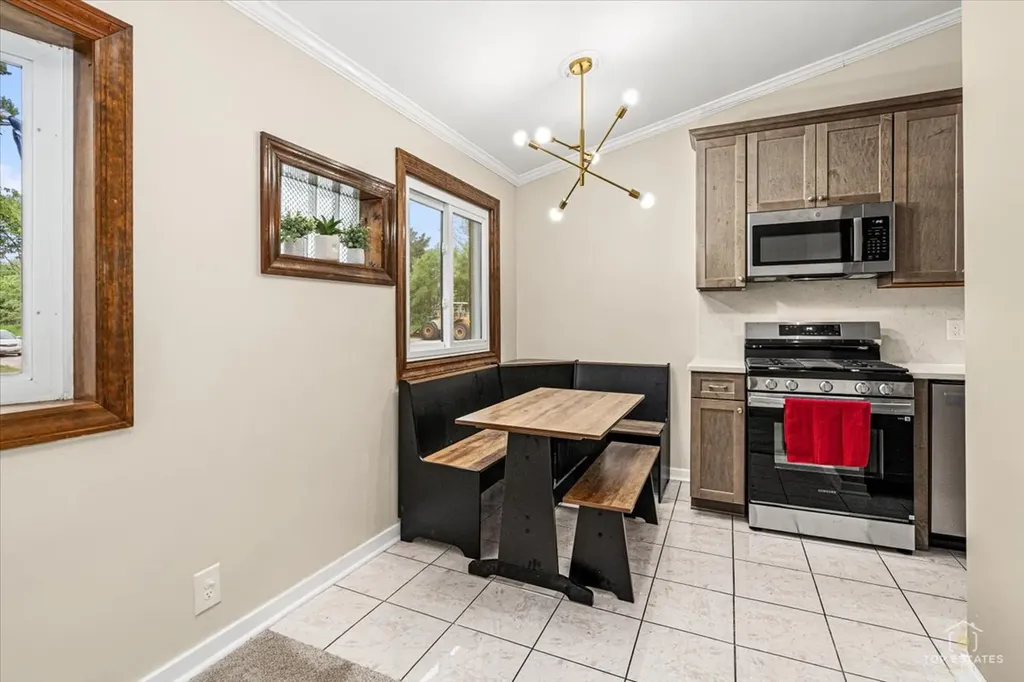402 North Douglas Avenue Villa Park IL 60181