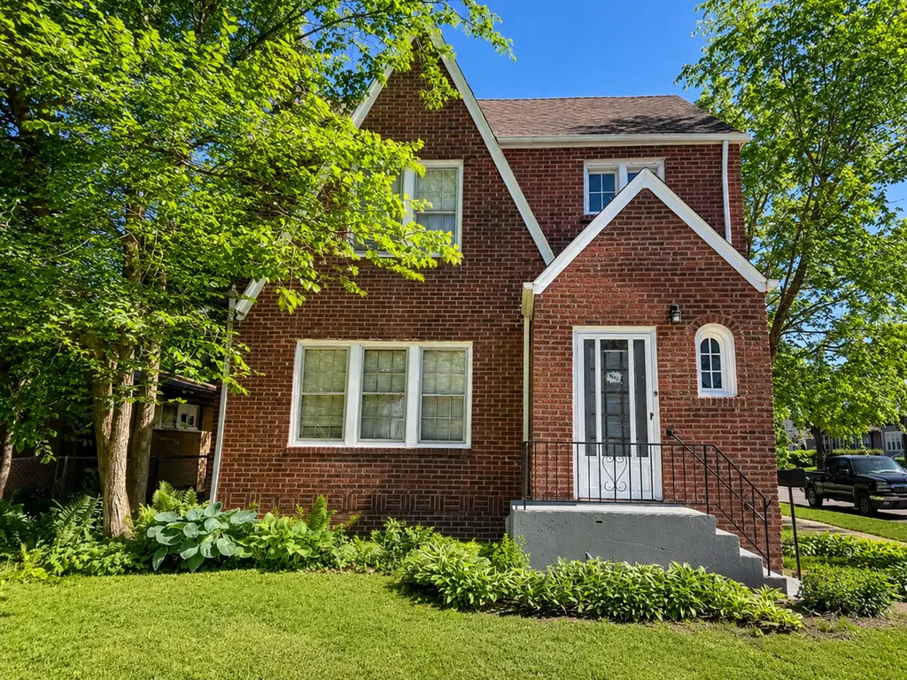 1527 Brookside Avenue Waukegan IL 60085