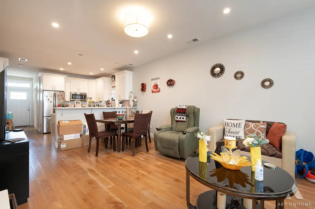 2821 North Springfield Avenue Chicago IL 60618