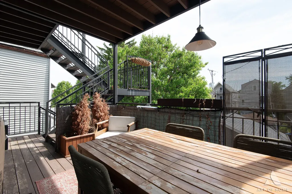 2821 North Springfield Avenue Chicago IL 60618