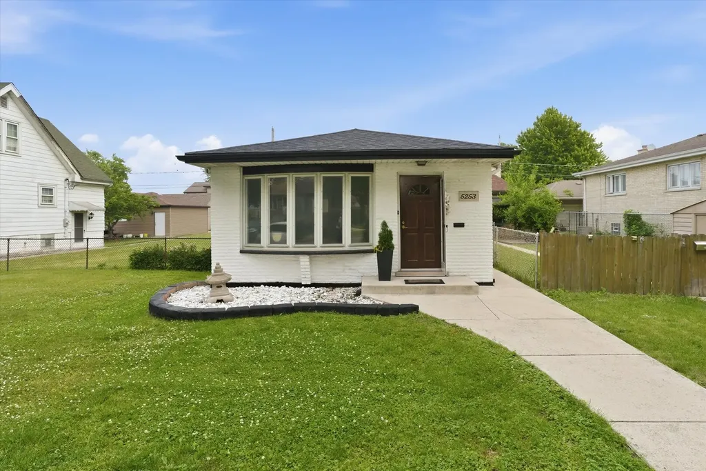 5253 South Moody Avenue Chicago IL 60638