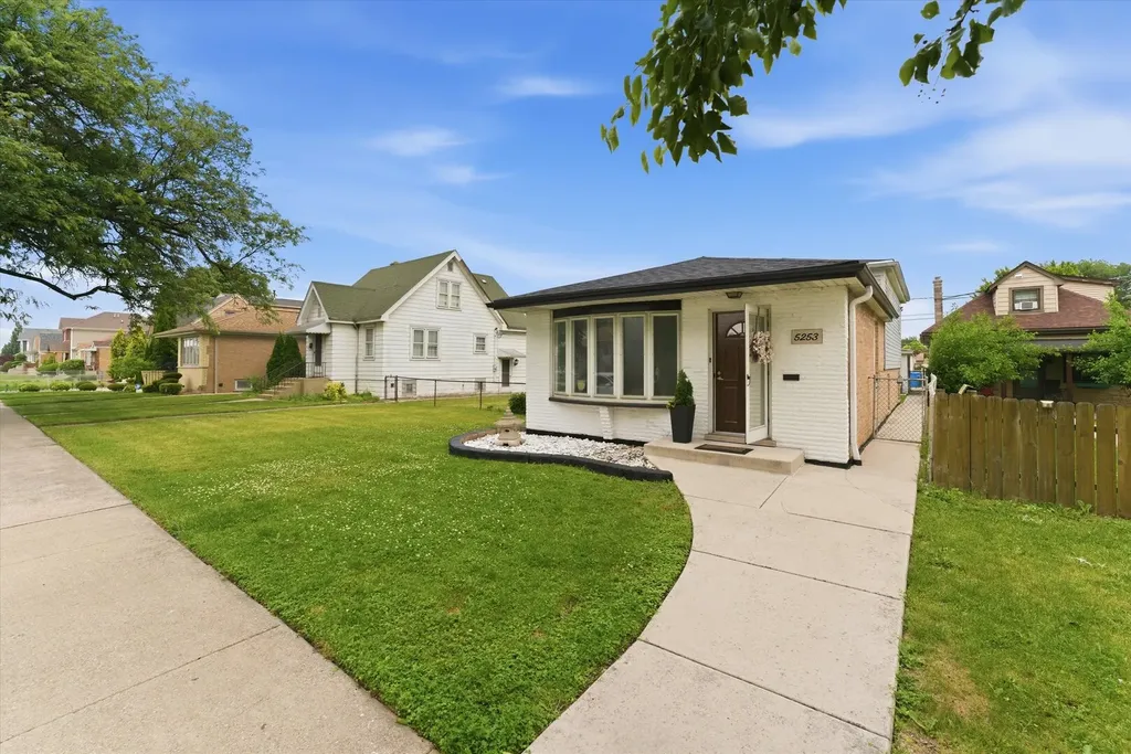5253 South Moody Avenue Chicago IL 60638