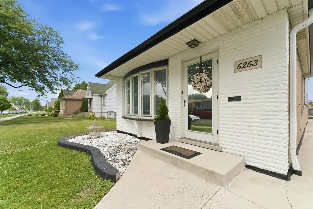 5253 South Moody Avenue Chicago IL 60638