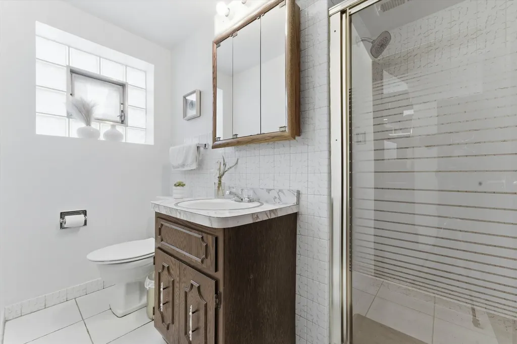 5253 South Moody Avenue Chicago IL 60638