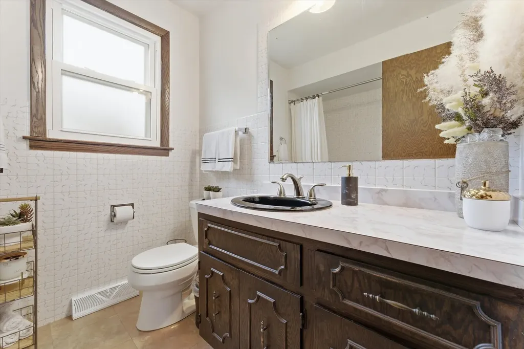 5253 South Moody Avenue Chicago IL 60638